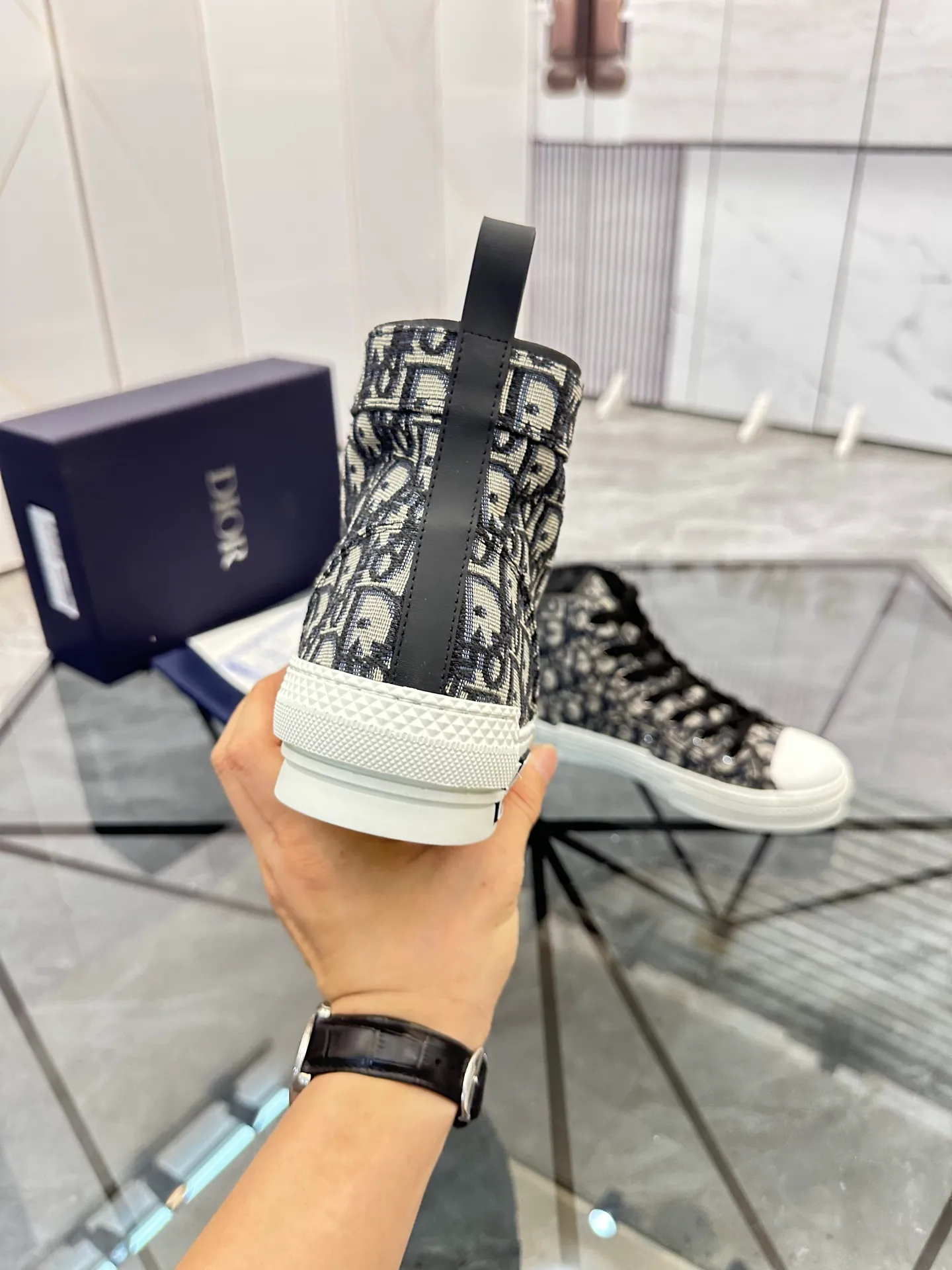 Selling men's shoes 💰: 💰P460¥ Product trademark: Dio* "Dior*" high-top casual shoes Regular size: 36-45 (can be customized to 46) Couple style B23 Product materials: Upper imported original fabric, breathable lining, original outsole. No.: 007
